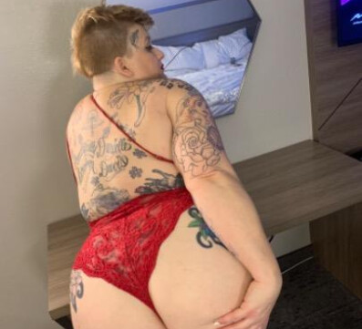 Curvy Sexy Tattooed MILF